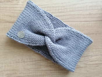 Ausainīte gaiši pelēka