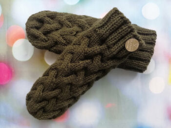 Dūraiņi ar pīnēm sūnu zaļi