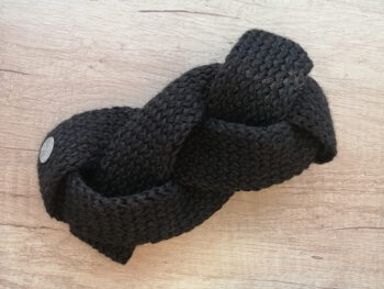 Ausainīte bize melna