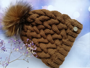 Cepure brūna ar pīnēm