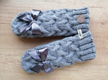 Dūraiņi ar pīnēm gaiši pelēki