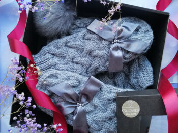 Komplekts ar pīnēm gaiši pelēks