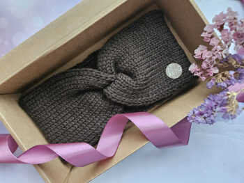 Ausainīte tumši brūna