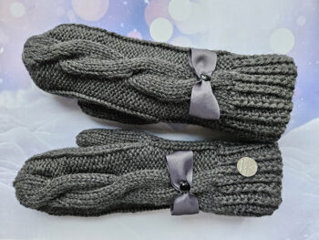 Dūraiņi ar pīnēm asfalta pelēki