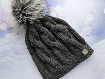 Cepure ar pīnēm asfalta