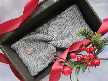 Ausainīte gaiši pelēka